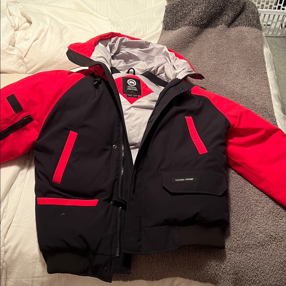 Men’s Canada Goose Red Chilliwack bomber jacket - Picture 9 of 10